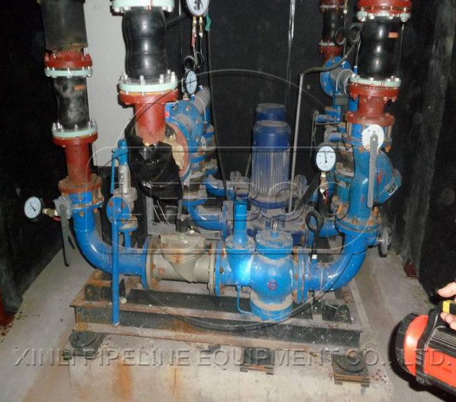 雙球體液壓<a href=http://www.xinligd.com target=_blank class=infotextkey>橡膠接頭</a>安裝現(xiàn)場